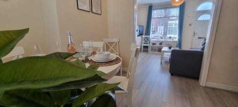 Toffees Townhouse a 2 Bed House in Liverpool 1 Mins walk to Goodison Park House in Liverpool