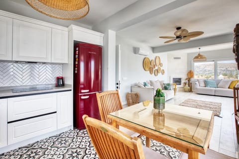 Property building, Spring, Day, Kitchen or kitchenette, Living room, Seating area, Communal kitchen, On site, Time of day, kitchen