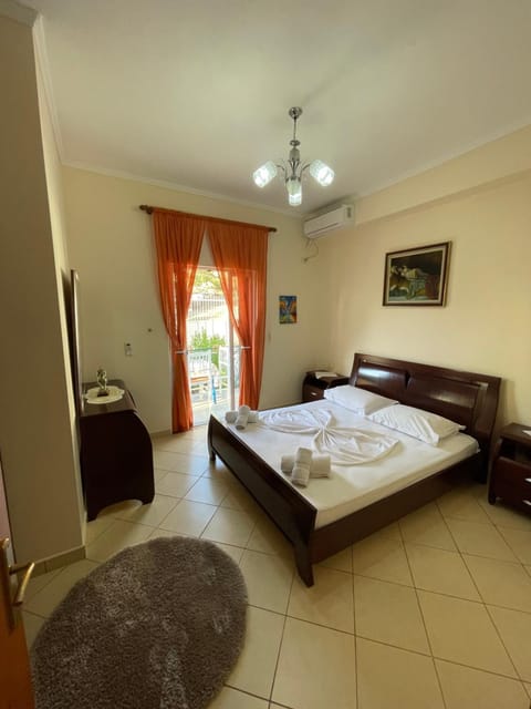 Bed, TV and multimedia, Photo of the whole room, Bedroom, towels