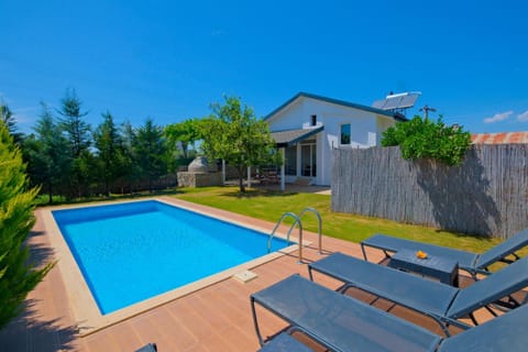 Property building, Day, Pool view, Swimming pool, sunbed