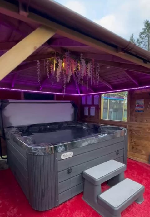 FINN VILLAGE "Raspberry Cottage" Private Garden, 6-seater HOT TUB, Firepit & Pizza Stove House in Scotland