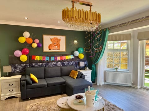 FINN VILLAGE "Raspberry Cottage" Private Garden, 6-seater HOT TUB, Firepit & Pizza Stove House in Scotland