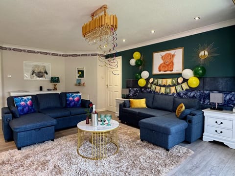 FINN VILLAGE "Raspberry Cottage" Private Garden, 6-seater HOT TUB, Firepit & Pizza Stove House in Scotland