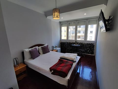 Bed, TV and multimedia, Bedroom