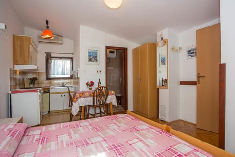 Kitchen or kitchenette, Bedroom
