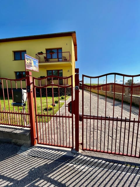 Property building, Facade/entrance, People, Property logo or sign, Natural landscape, Garden, View (from property/room), Balcony/Terrace, Garden view