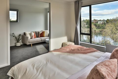Amazing the Waikato River-View Brand New Villa with 4 bedrooms House in Hamilton