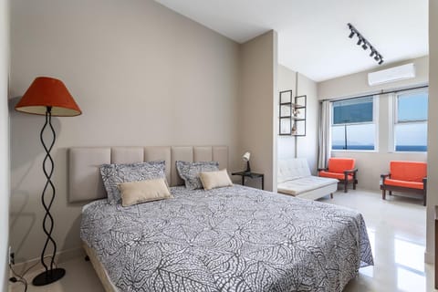 Bed, Living room, Photo of the whole room, Seating area