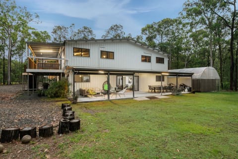 Property building, Patio, Day, Natural landscape, Garden, Garden view