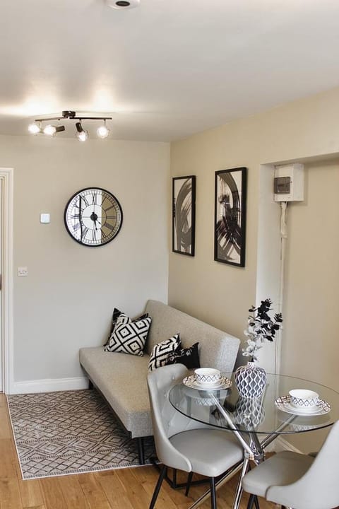 Reading's Peaceful Gem Apartment in Reading