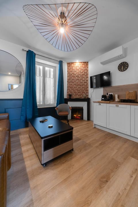 TV and multimedia, Kitchen or kitchenette, Living room, Seating area