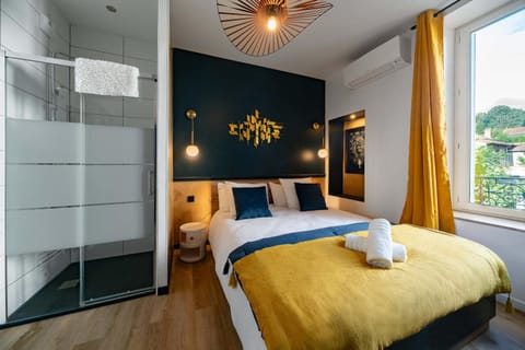 Bed, Photo of the whole room, Bedroom, towels