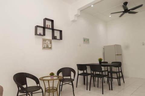 Seating area, Dining area
