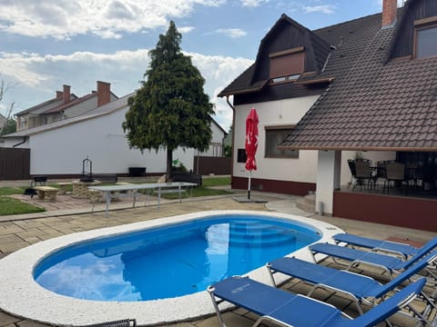 Property building, Balcony/Terrace, Pool view, Swimming pool, Swimming pool, sunbed
