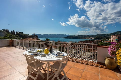 Day, View (from property/room), Dining area, Sea view