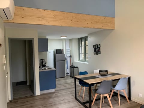 Kitchen or kitchenette, Dining area, minibar