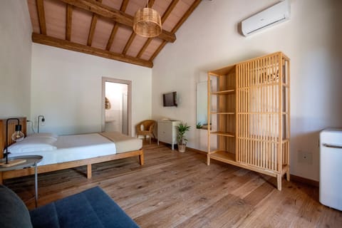 Patio, Bed, TV and multimedia, Photo of the whole room, Bedroom, minibar