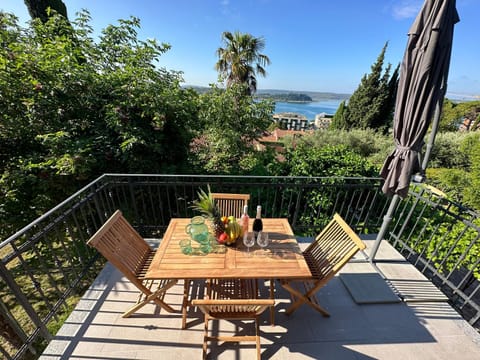 Day, Natural landscape, Garden, View (from property/room), Balcony/Terrace, Dining area, Garden view, Sea view