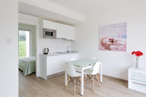 Kitchen or kitchenette, Dining area