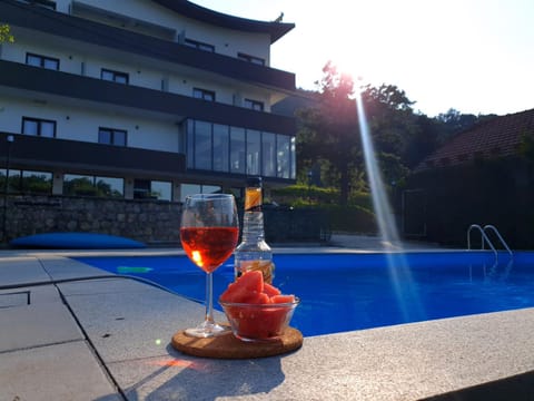 Day, Food and drinks, Pool view, Swimming pool, Drinks