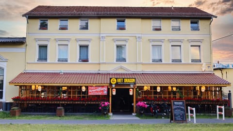 Property building, Restaurant/places to eat