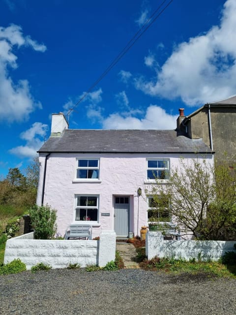 Charming coastal cottage - pet friendly! House in Wales