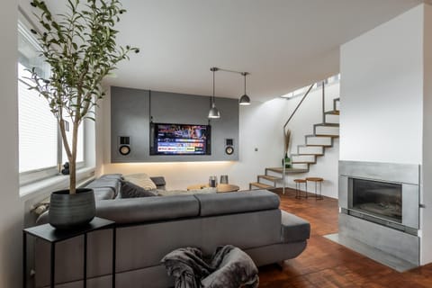Communal lounge/ TV room, TV and multimedia, Living room, Seating area, Evening entertainment, flat iron