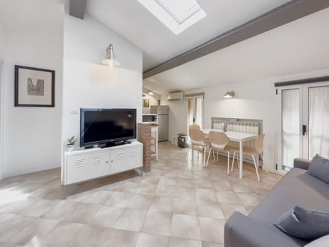 TV and multimedia, Kitchen or kitchenette, Living room, Seating area, Dining area, minibar