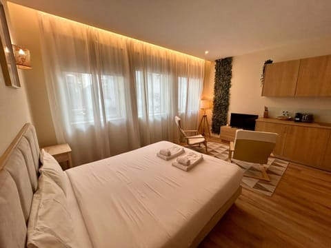Bed, TV and multimedia, City view