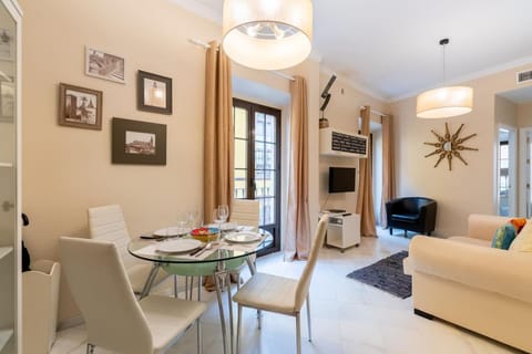 TV and multimedia, Living room, Seating area, Dining area