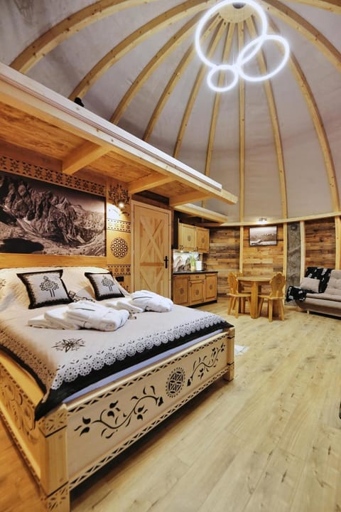 Bed, Living room, Photo of the whole room, Seating area, Bedroom