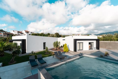 Property building, Balcony/Terrace, Pool view, Swimming pool, sunbed