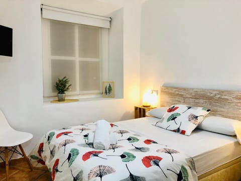 Bed, TV and multimedia, Bedroom, towels