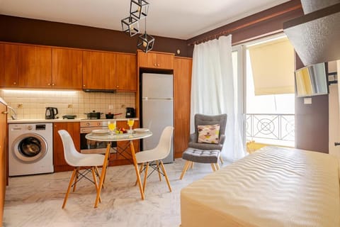 "La Vie Est Belle" by the sea Rethymno Apartment in Rethymno