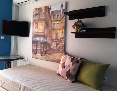 "La Vie Est Belle" by the sea Rethymno Apartment in Rethymno