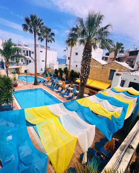 Day, Pool view, Swimming pool, sunbed