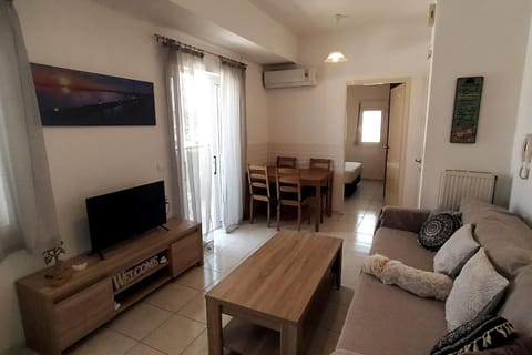 TV and multimedia, Living room, Seating area, Dining area, air conditioner