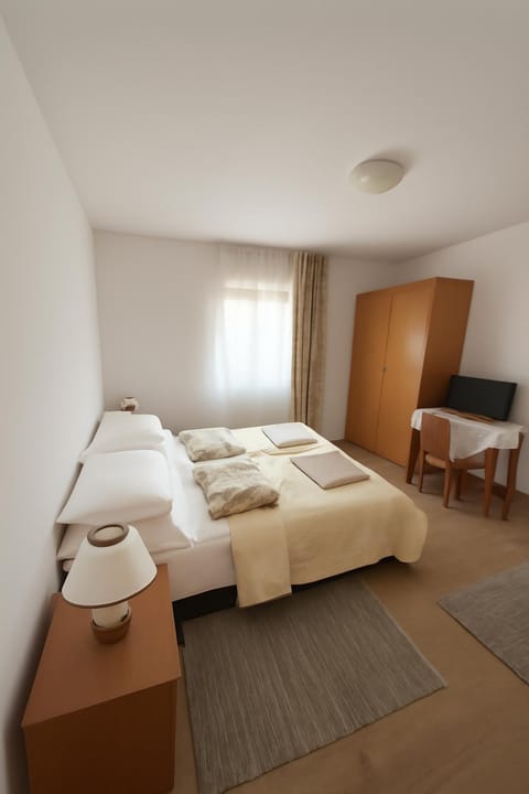 Bed, TV and multimedia, Bedroom