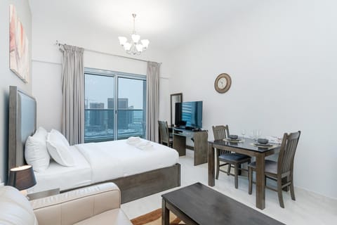 Bed, TV and multimedia, Photo of the whole room, Dining area