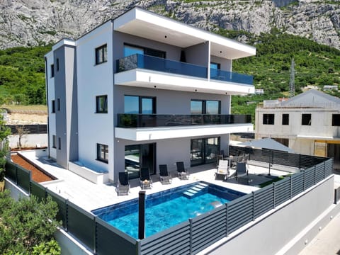 Property building, Patio, Mountain view, Pool view, Swimming pool, sunbed