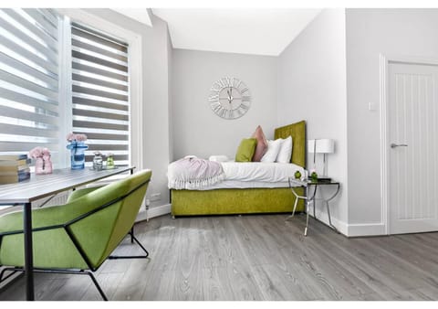Bed, Photo of the whole room, Seating area, Bedroom, towels