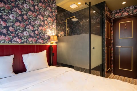 Shower, Bed