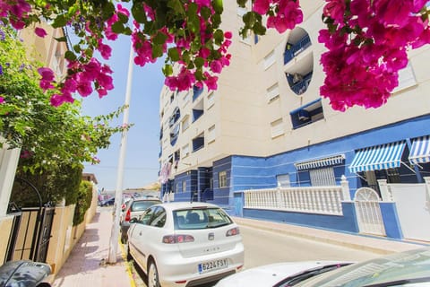 Property building, Day, Neighbourhood, Street view, Location, Parking