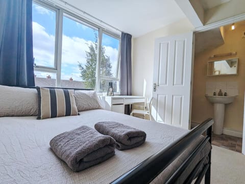 Guest Rooms Near City Centre & Dock Free Parking House in Liverpool