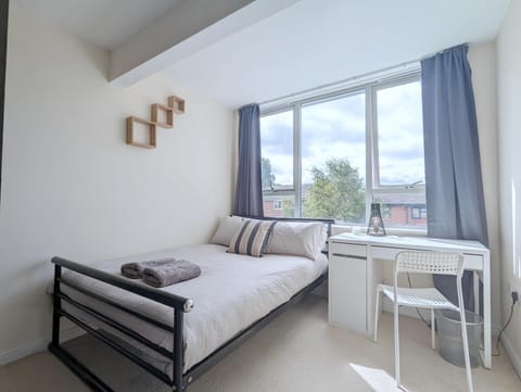 Guest Rooms Near City Centre & Dock Free Parking House in Liverpool