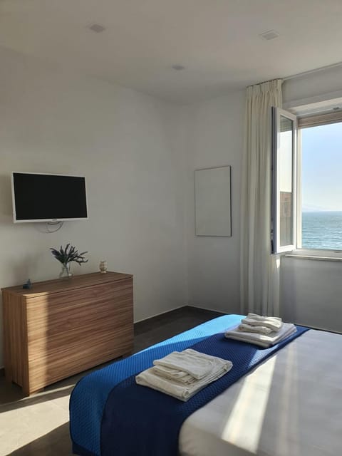 Bed, Natural landscape, TV and multimedia, Photo of the whole room, Bedroom, Sea view, towels