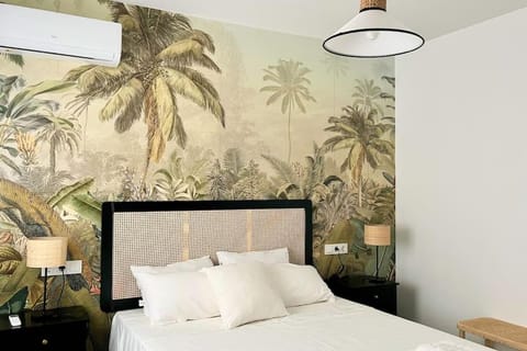 Bed, Photo of the whole room, Decorative detail, Bedroom