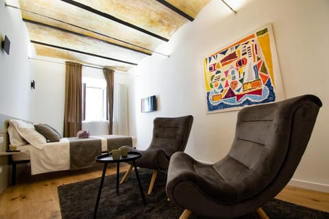 People, TV and multimedia, Photo of the whole room, Decorative detail, Bedroom, Guests, City view, Landmark view, Breakfast, Italian breakfast, children, older children, group of guests, Family, furniture, locker, room service, room service, storage, towels, air conditioner