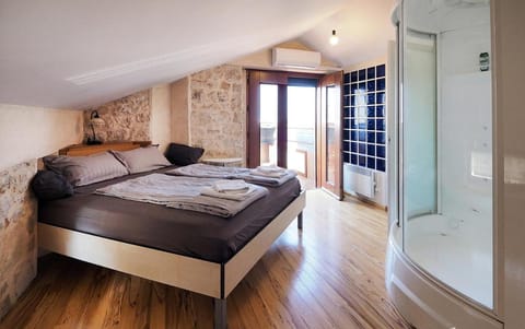 Bed, Photo of the whole room, Bedroom, towels