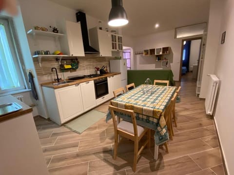 Kitchen or kitchenette, Dining area, pet friendly